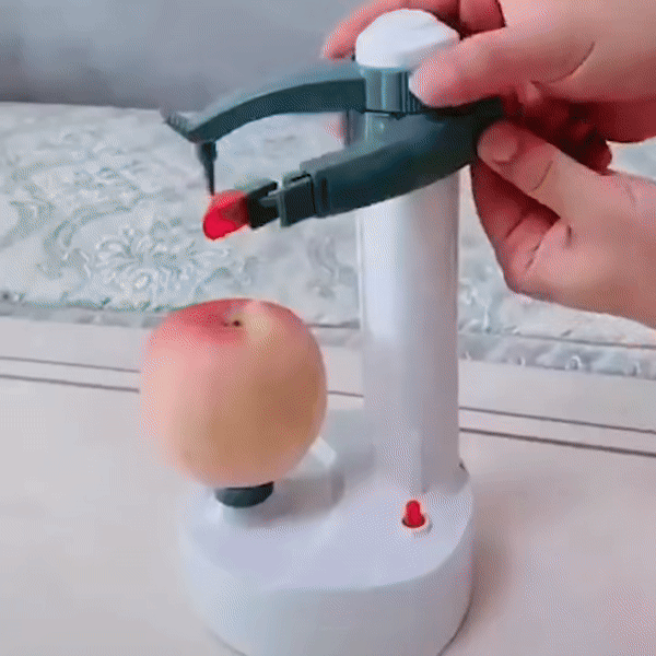 "Automatische schiller in gebruik, schilt efficiënt appels en aardappels in keuken. Tijdbesparend en veilig gebruik."