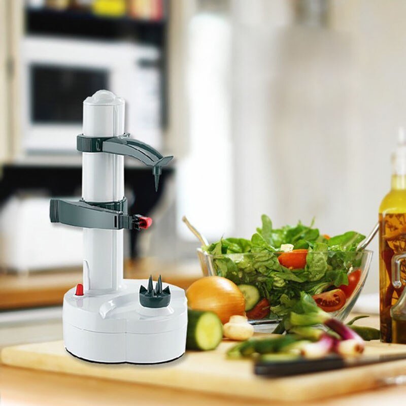 "Automatische schiller in gebruik, schilt efficiënt appels en aardappels in keuken. Tijdbesparend en veilig gebruik."