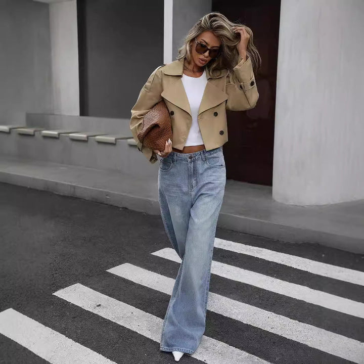 "Beige dames trenchcoat, kort ontwerp met klassieke reverskraag en double-breasted stijl voor een elegante look."