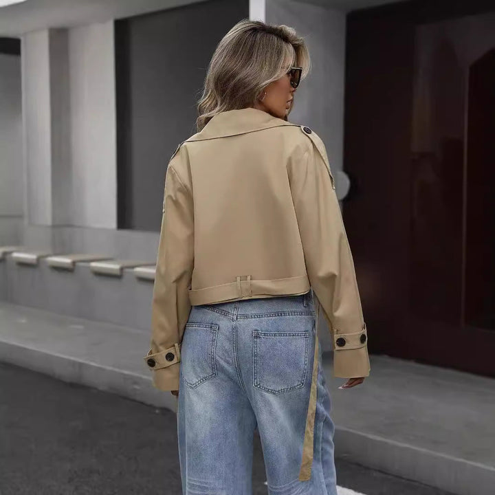 "Beige dames trenchcoat, kort ontwerp met klassieke reverskraag en double-breasted stijl voor een elegante look."