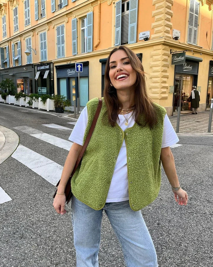 "Beige fleece bodywarmer voor dames met sherpa-materiaal, oversized pasvorm en open voorkant, ideaal voor stijlvolle warmte."