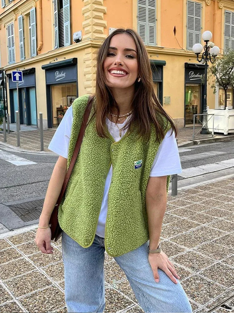 "Beige fleece bodywarmer voor dames met sherpa-materiaal, oversized pasvorm en open voorkant, ideaal voor stijlvolle warmte."
