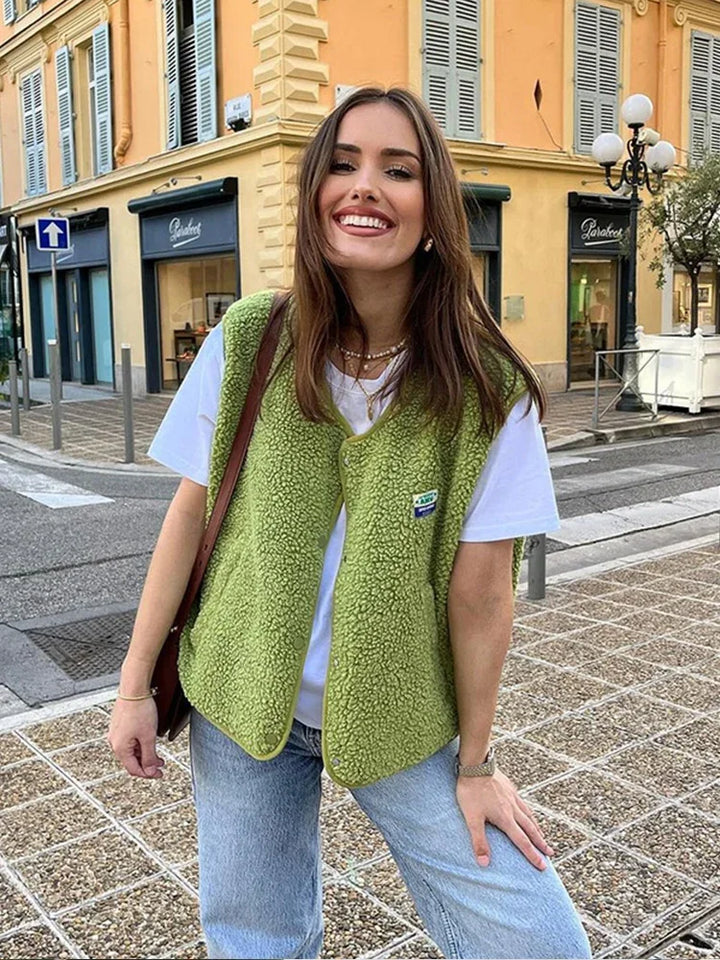 "Beige fleece bodywarmer voor dames met sherpa-materiaal, oversized pasvorm en open voorkant, ideaal voor stijlvolle warmte."