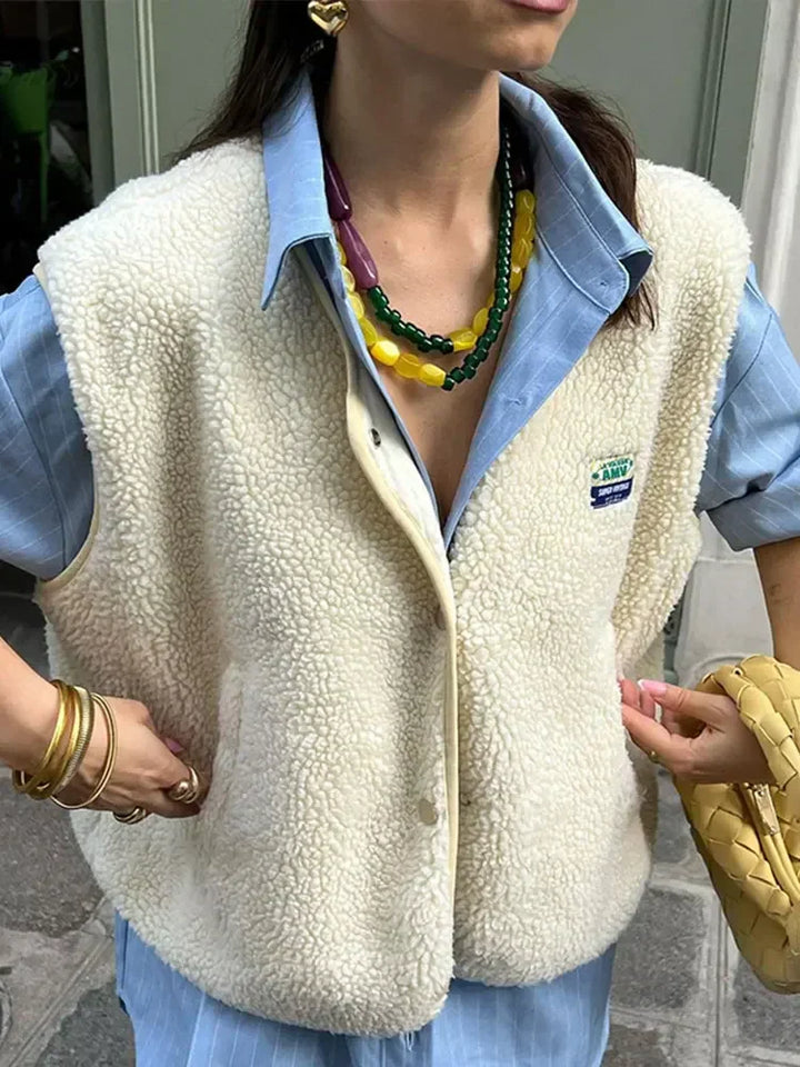 "Beige fleece bodywarmer voor dames met sherpa-materiaal, oversized pasvorm en open voorkant, ideaal voor stijlvolle warmte."