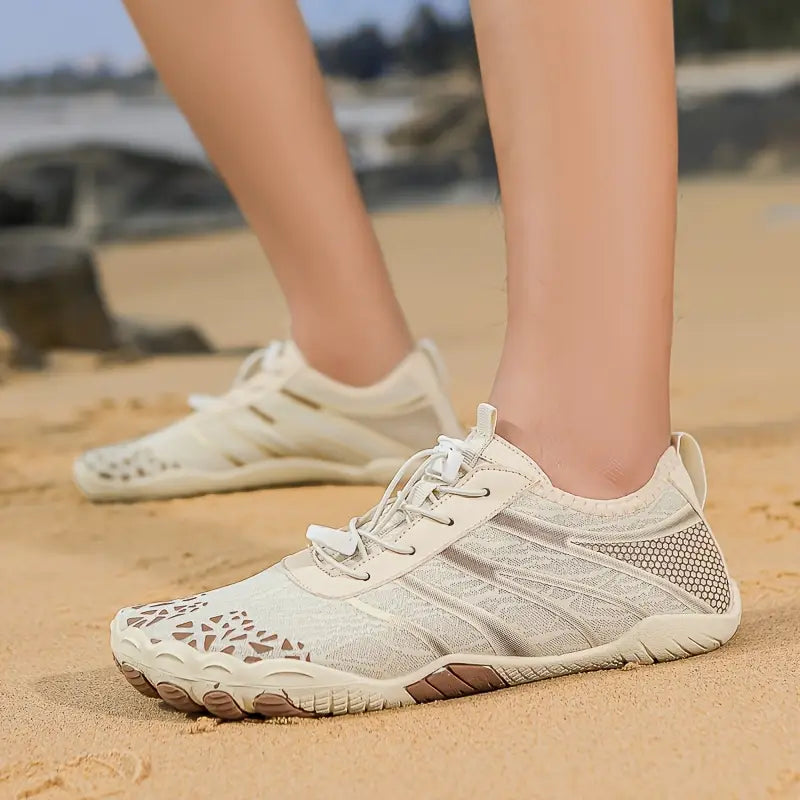 "Beige lichtgewicht waterschoenen heren met ademend mesh en antislipzool, ideaal voor wateractiviteiten."