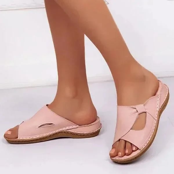 "Beige orthopedische dames sandalen met verstelbare klittenband en anatomisch voetbed voor comfort en stijl."