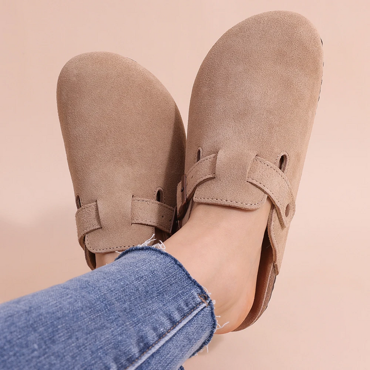 "Beige suède orthopedische kurk slippers voor dames met verstelbare gesp, biedt comfort en stijlvolle pasvorm."
