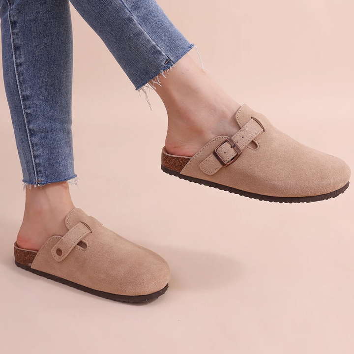 "Beige suède orthopedische kurk slippers voor dames met verstelbare gesp, biedt comfort en stijlvolle pasvorm."