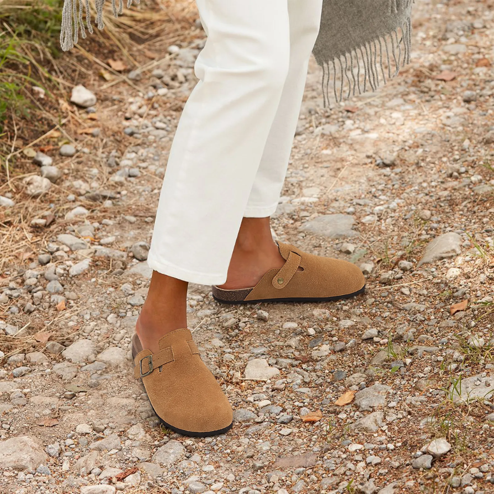 "Beige suède orthopedische kurk slippers voor dames met verstelbare gesp, biedt comfort en stijlvolle pasvorm."
