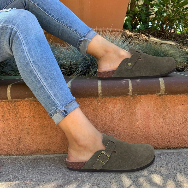 "Beige suède orthopedische kurk slippers voor dames met verstelbare gesp, biedt comfort en stijlvolle pasvorm."
