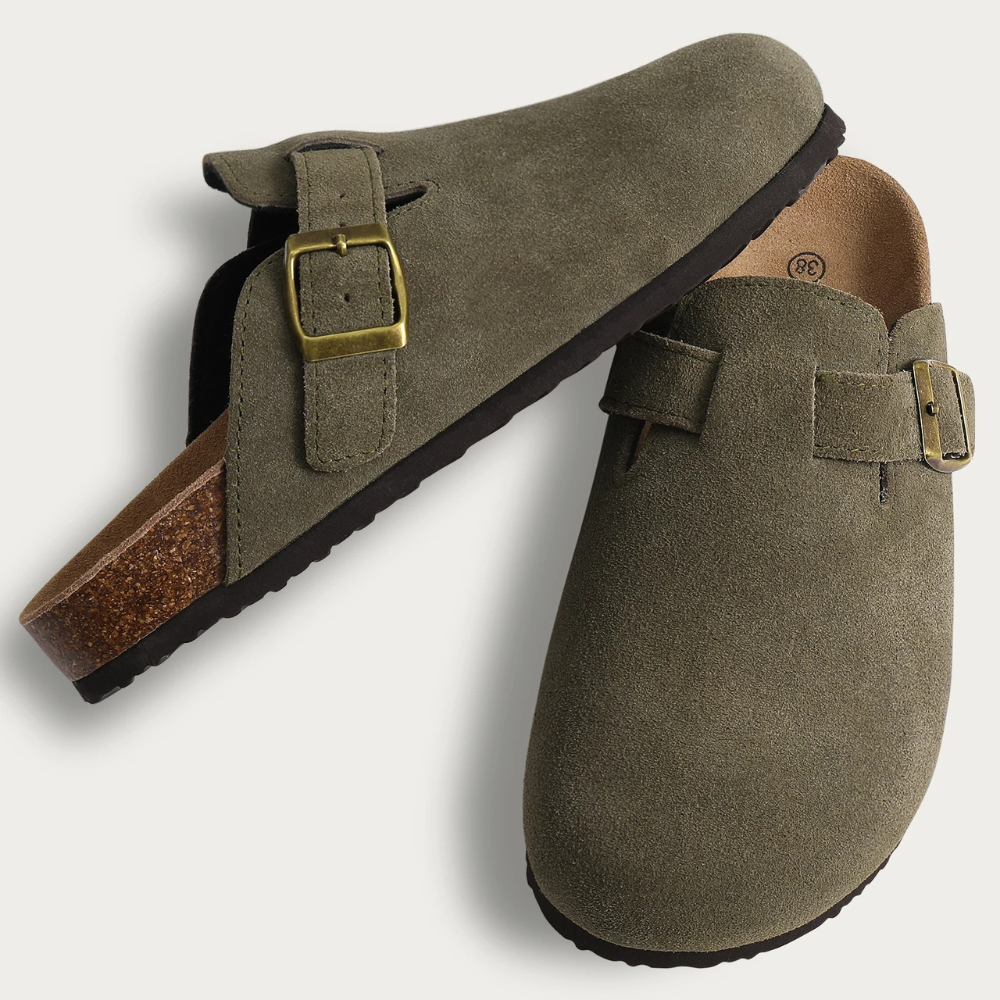 "Beige suède orthopedische kurk slippers voor dames met verstelbare gesp, biedt comfort en stijlvolle pasvorm."
