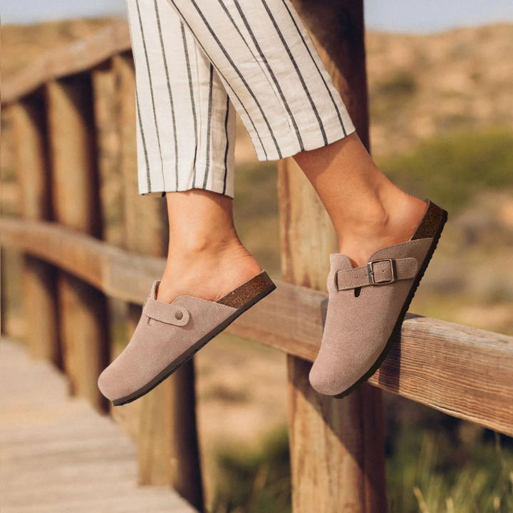 "Beige suède orthopedische kurk slippers voor dames met verstelbare gesp, biedt comfort en stijlvolle pasvorm."