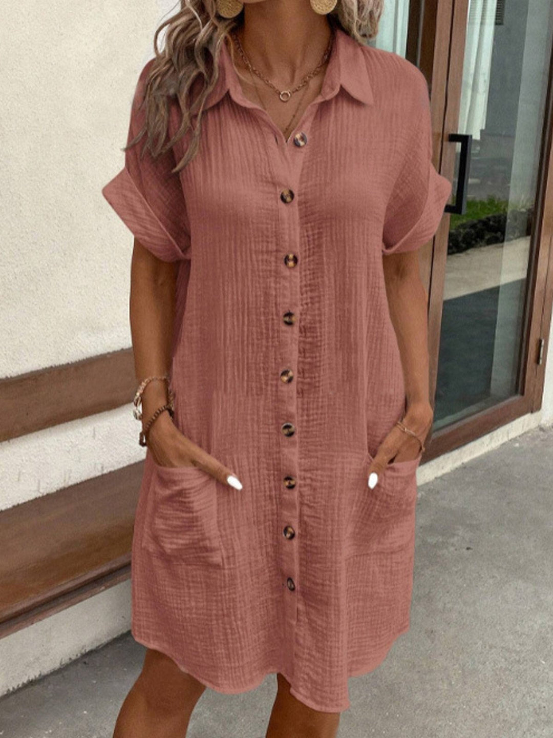Beschrijf casual katoenen overhemdjurk voor dames, luchtig en stijlvol met knoopsluiting. Perfect voor zomercomfort.