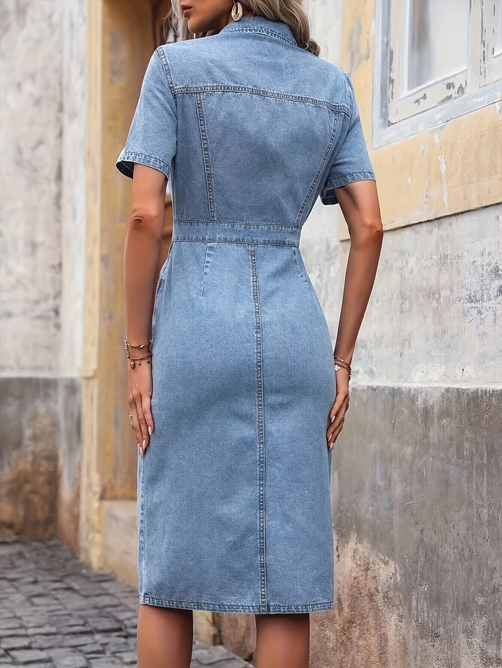 "Blauwe denim jurk met korte mouwen en knoopsluiting voorzijde, ideale stijlvolle keuze voor elke gelegenheid."