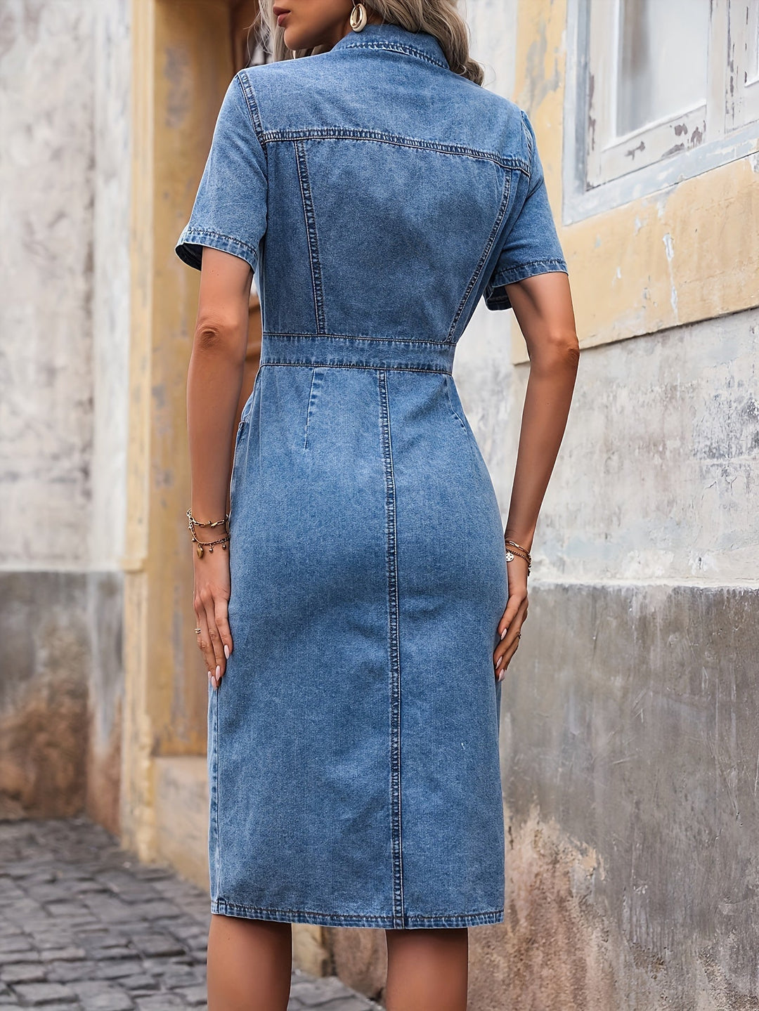 "Blauwe denim jurk met korte mouwen en knoopsluiting voorzijde, ideale stijlvolle keuze voor elke gelegenheid."