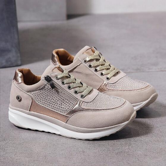 "Blauwe suède dameswandelschoenen met orthopedische ondersteuning, ronde teen en zijrits. Perfect voor comfort en stijl."