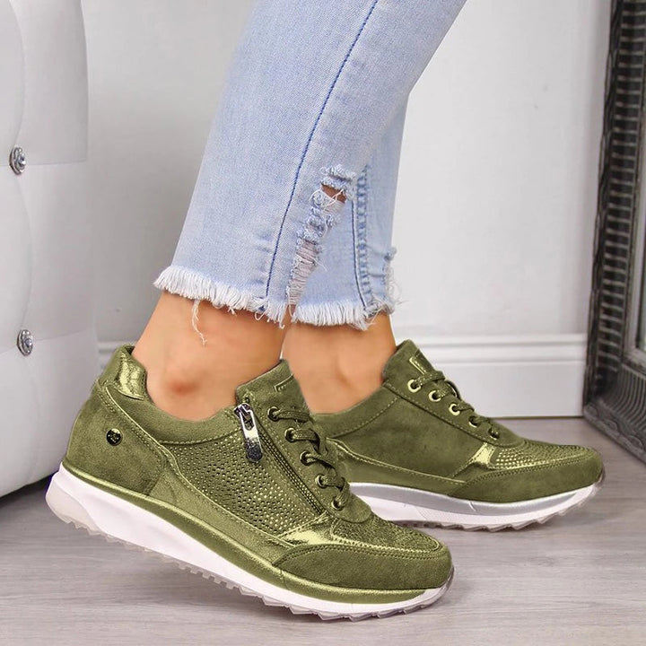 "Blauwe suède dameswandelschoenen met orthopedische ondersteuning, ronde teen en zijrits. Perfect voor comfort en stijl."