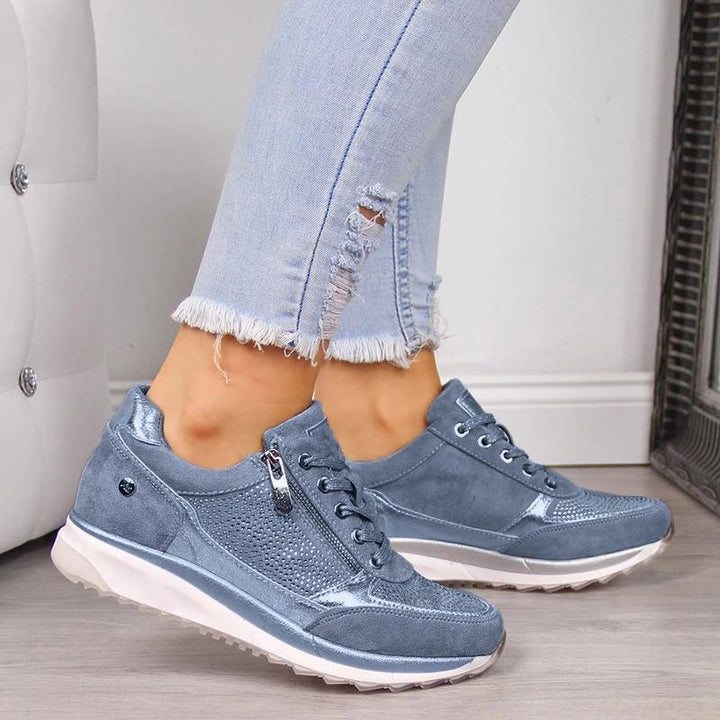 "Blauwe suède dameswandelschoenen met orthopedische ondersteuning, ronde teen en zijrits. Perfect voor comfort en stijl."