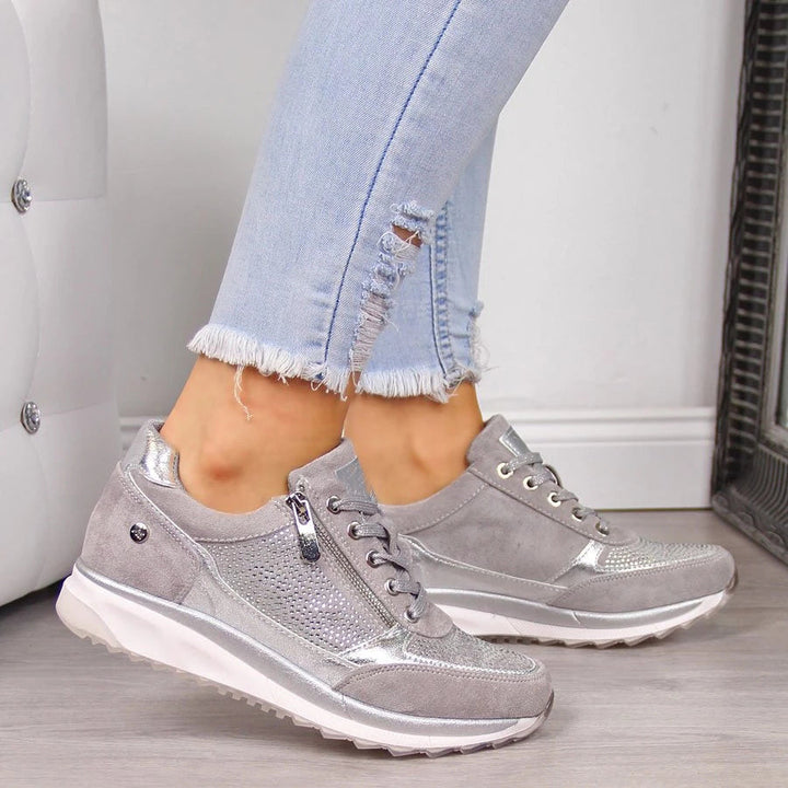 "Blauwe suède dameswandelschoenen met orthopedische ondersteuning, ronde teen en zijrits. Perfect voor comfort en stijl."