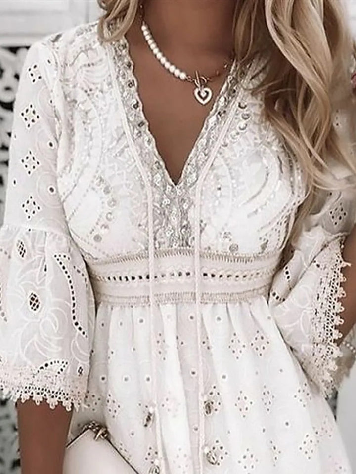 Bohemian Ibiza stijl jurk, V-hals, comfort fit, beige/wit, losse pasvorm, strand zomerjurk vrouw. Modieus en luchtig.