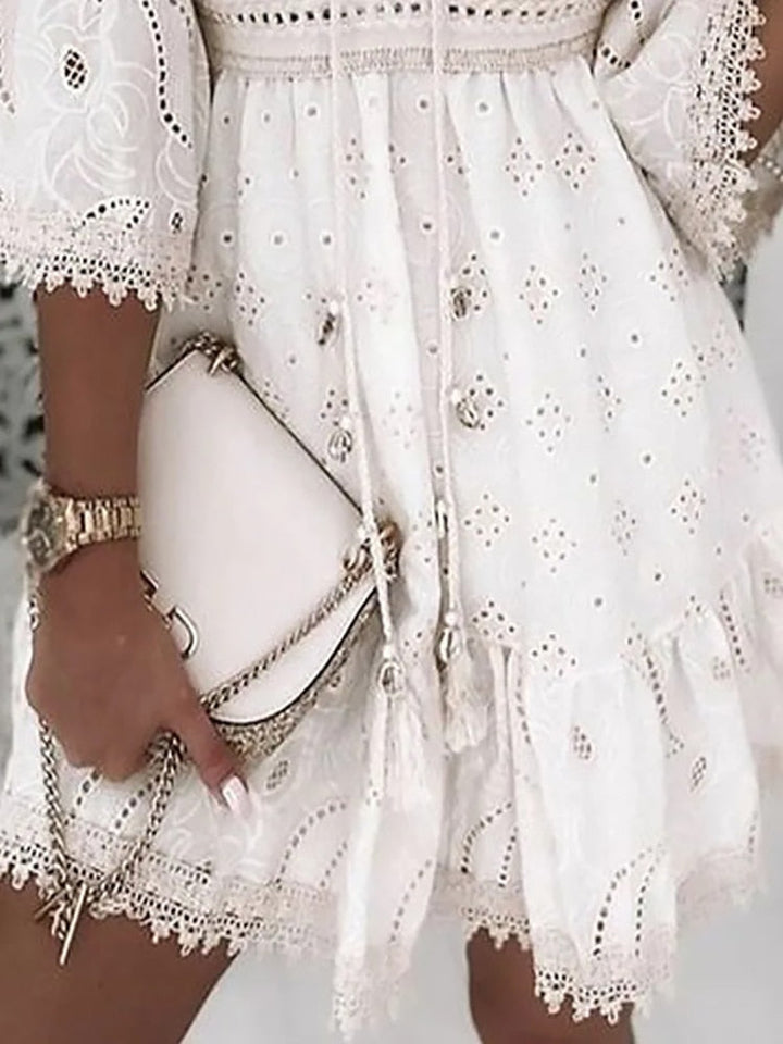 Bohemian Ibiza stijl jurk, V-hals, comfort fit, beige/wit, losse pasvorm, strand zomerjurk vrouw. Modieus en luchtig.
