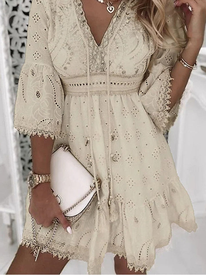 Bohemian Ibiza stijl jurk, V-hals, comfort fit, beige/wit, losse pasvorm, strand zomerjurk vrouw. Modieus en luchtig.