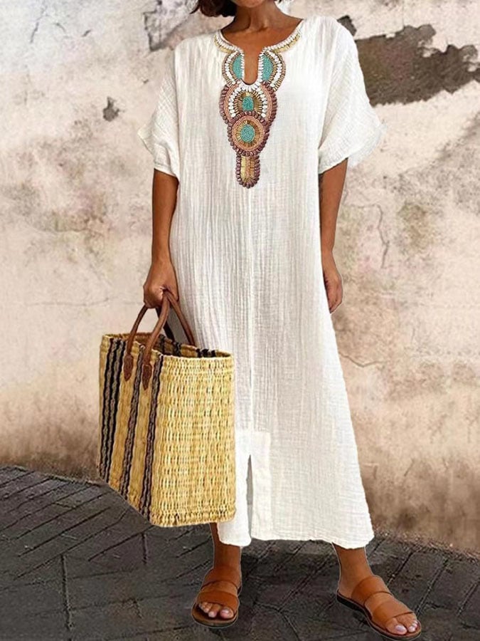 Bohemian kaftan jurk in luchtige katoen, rechte pasvorm met geborduurde halslijn, ideaal voor zomerse casual stijl.