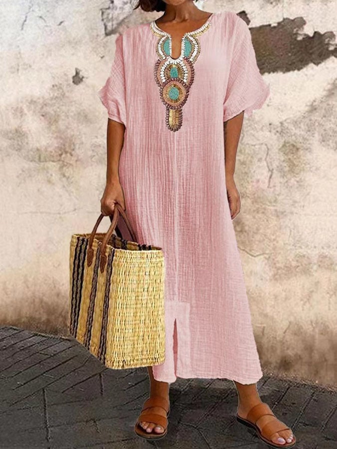 Bohemian kaftan jurk in luchtige katoen, rechte pasvorm met geborduurde halslijn, ideaal voor zomerse casual stijl.