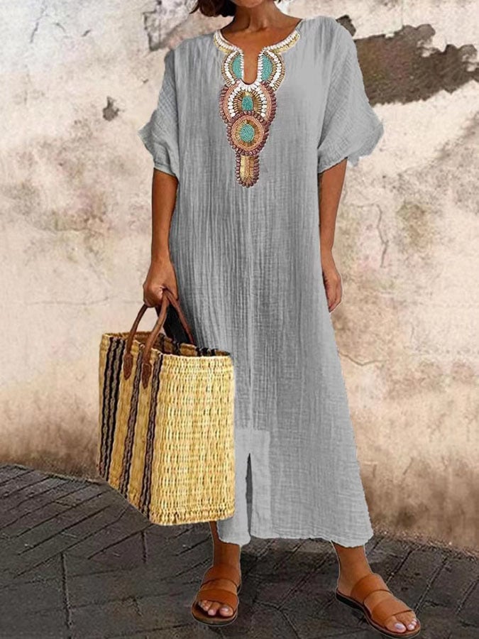 Bohemian kaftan jurk in luchtige katoen, rechte pasvorm met geborduurde halslijn, ideaal voor zomerse casual stijl.