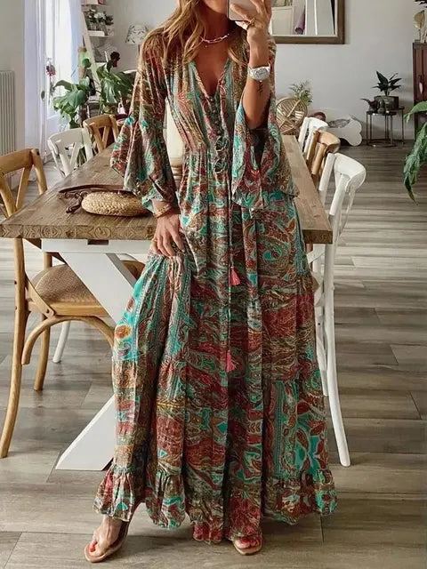 "Bohemian lange jurk met V-hals, flare mouwen en kleurrijke print. Ideaal voor zomer, feestjes en boho-chique stijl."