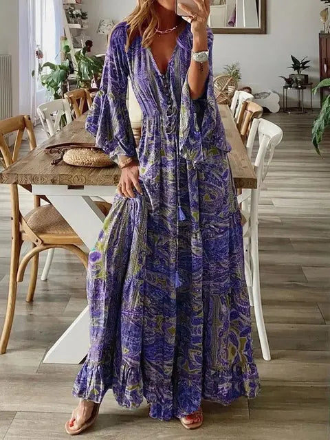 "Bohemian lange jurk met V-hals, flare mouwen en kleurrijke print. Ideaal voor zomer, feestjes en boho-chique stijl."