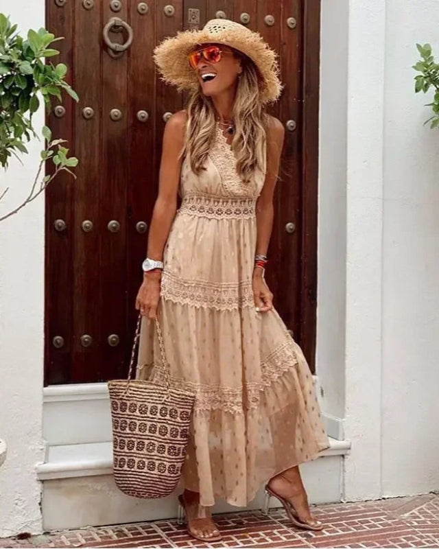 "Boho maxi jurk met V-hals, ademende stof en speels patroon, perfect voor zomeruitjes en stijlvolle elegantie."