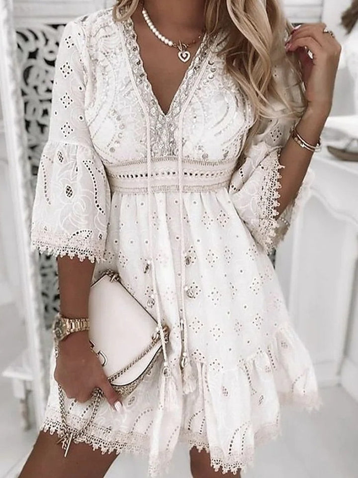 Boho zomerjurk met borduurwerk, flare mouwen en V-hals. Luchtige, elegante jurk ideaal voor strand en citytrips.