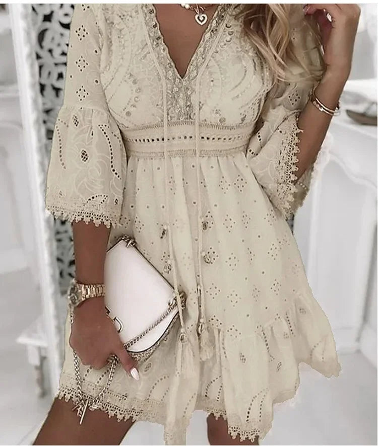 Boho zomerjurk met borduurwerk, flare mouwen en V-hals. Luchtige, elegante jurk ideaal voor strand en citytrips.