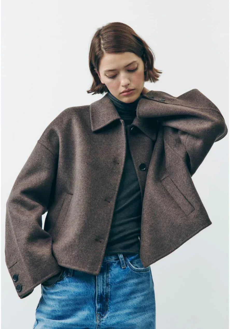 "Bruin stijlvol damesjasje met korte oversized pasvorm en praktische voorzakken, ideaal voor herfst en milde winter"