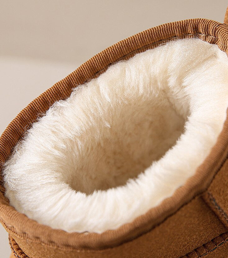 "Bruine enkellaarsjes van schapenleer met bontvoering, waterdicht en comfortabel voor winterse dagen, model Hazel."