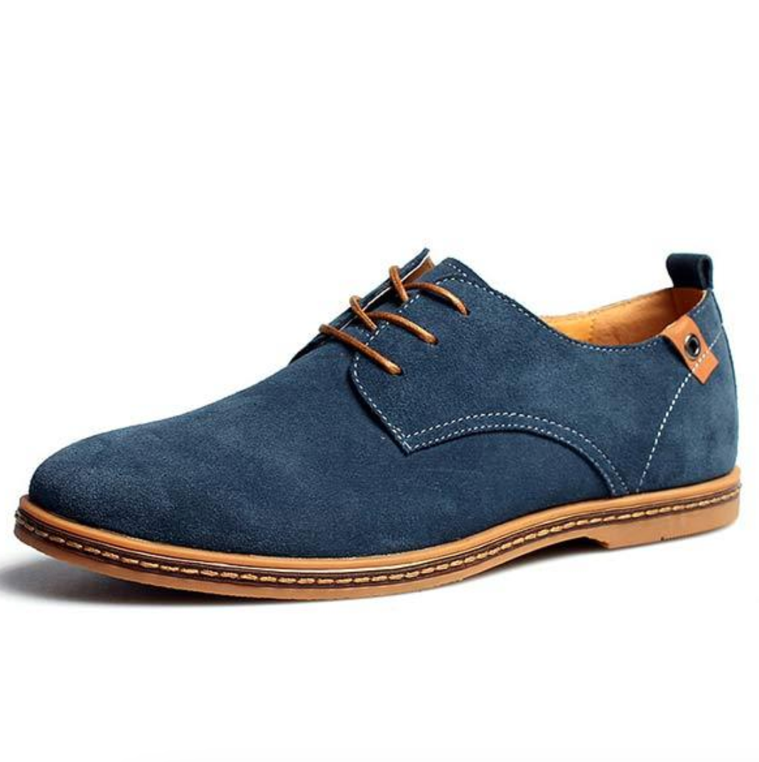 "Bruine leren herenschoenen met klassiek ontwerp, stiksels en comfortabele pasvorm voor zowel casual als formele outfits."