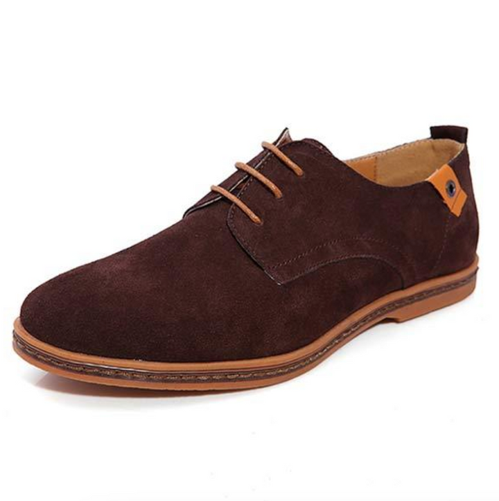 "Bruine leren herenschoenen met klassiek ontwerp, stiksels en comfortabele pasvorm voor zowel casual als formele outfits."