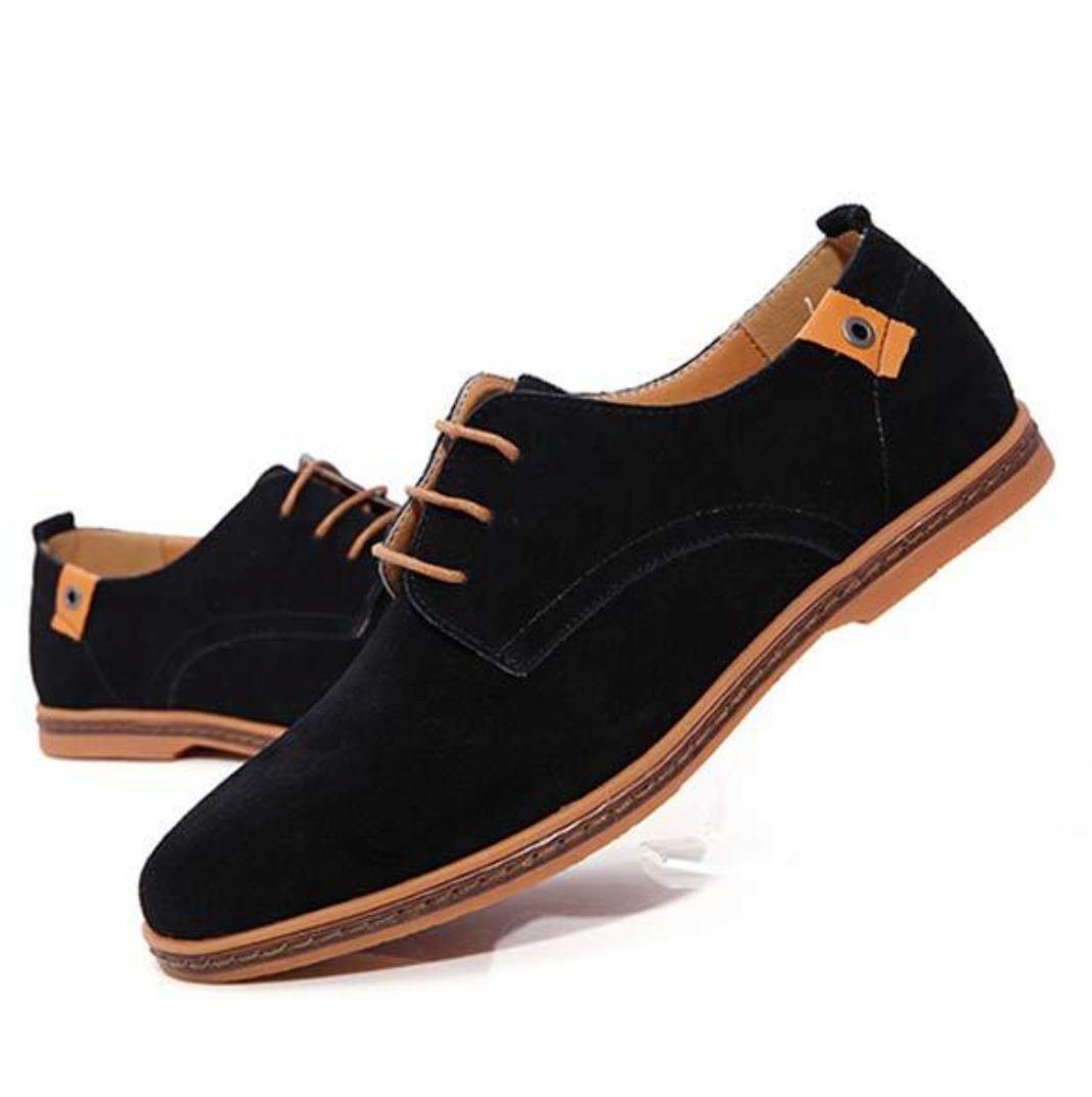 "Bruine leren herenschoenen met klassiek ontwerp, stiksels en comfortabele pasvorm voor zowel casual als formele outfits."