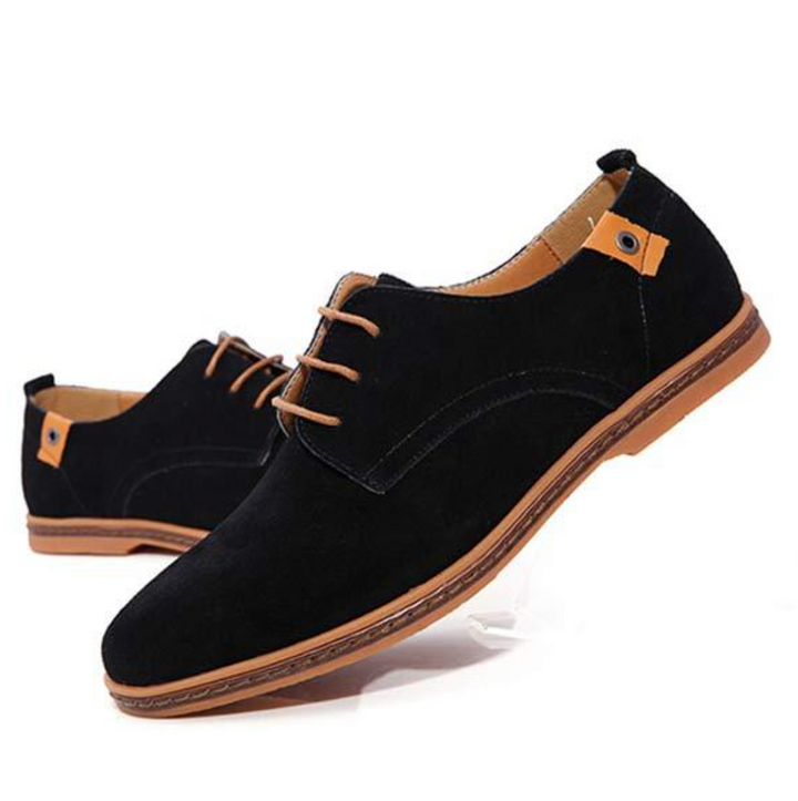 "Bruine leren herenschoenen met klassiek ontwerp, stiksels en comfortabele pasvorm voor zowel casual als formele outfits."