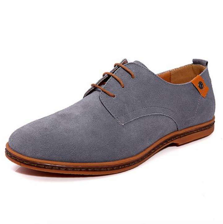 "Bruine leren herenschoenen met klassiek ontwerp, stiksels en comfortabele pasvorm voor zowel casual als formele outfits."