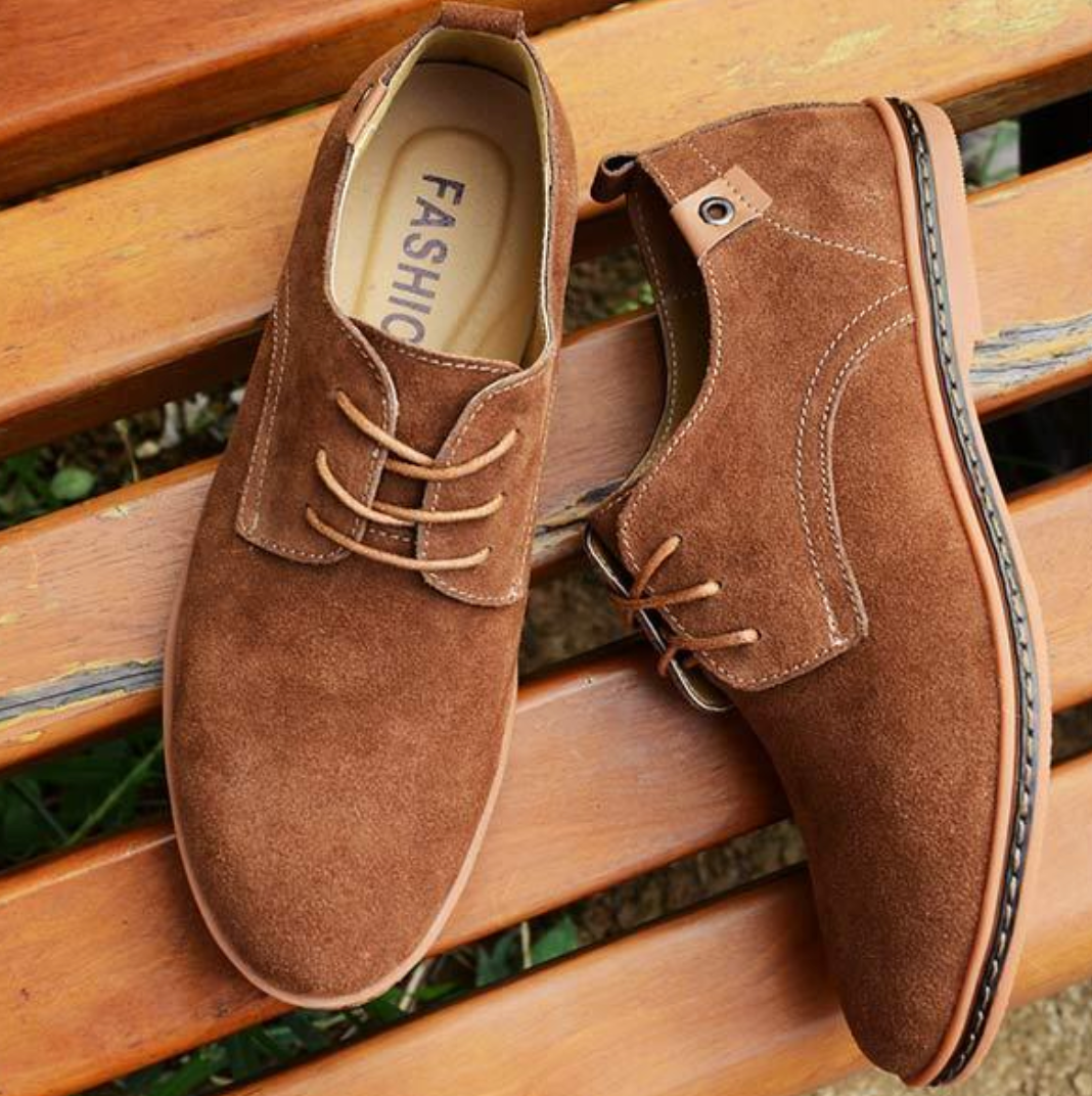 "Bruine leren herenschoenen met klassiek ontwerp, stiksels en comfortabele pasvorm voor zowel casual als formele outfits."