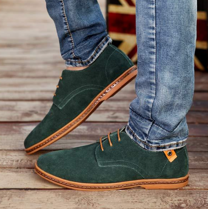 "Bruine leren herenschoenen met klassiek ontwerp, stiksels en comfortabele pasvorm voor zowel casual als formele outfits."
