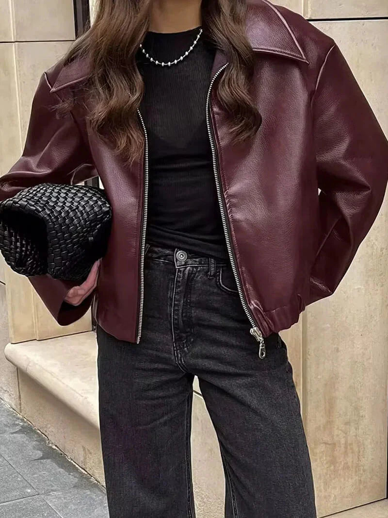 "Burgundy damesjas van imitatieleer met getailleerde snit, bordeauxrode kleur en zilverkleurige details voor stijlvolle look"