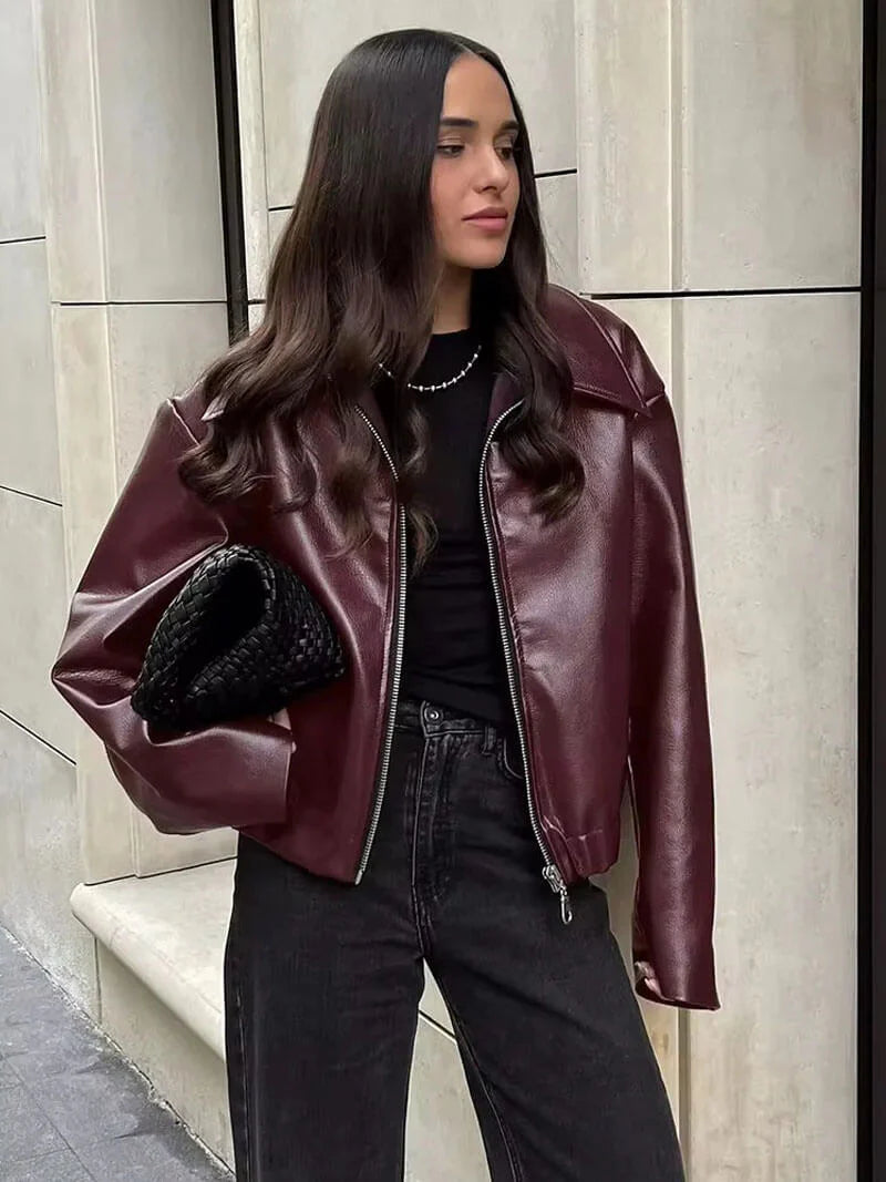 "Burgundy damesjas van imitatieleer met getailleerde snit, bordeauxrode kleur en zilverkleurige details voor stijlvolle look"