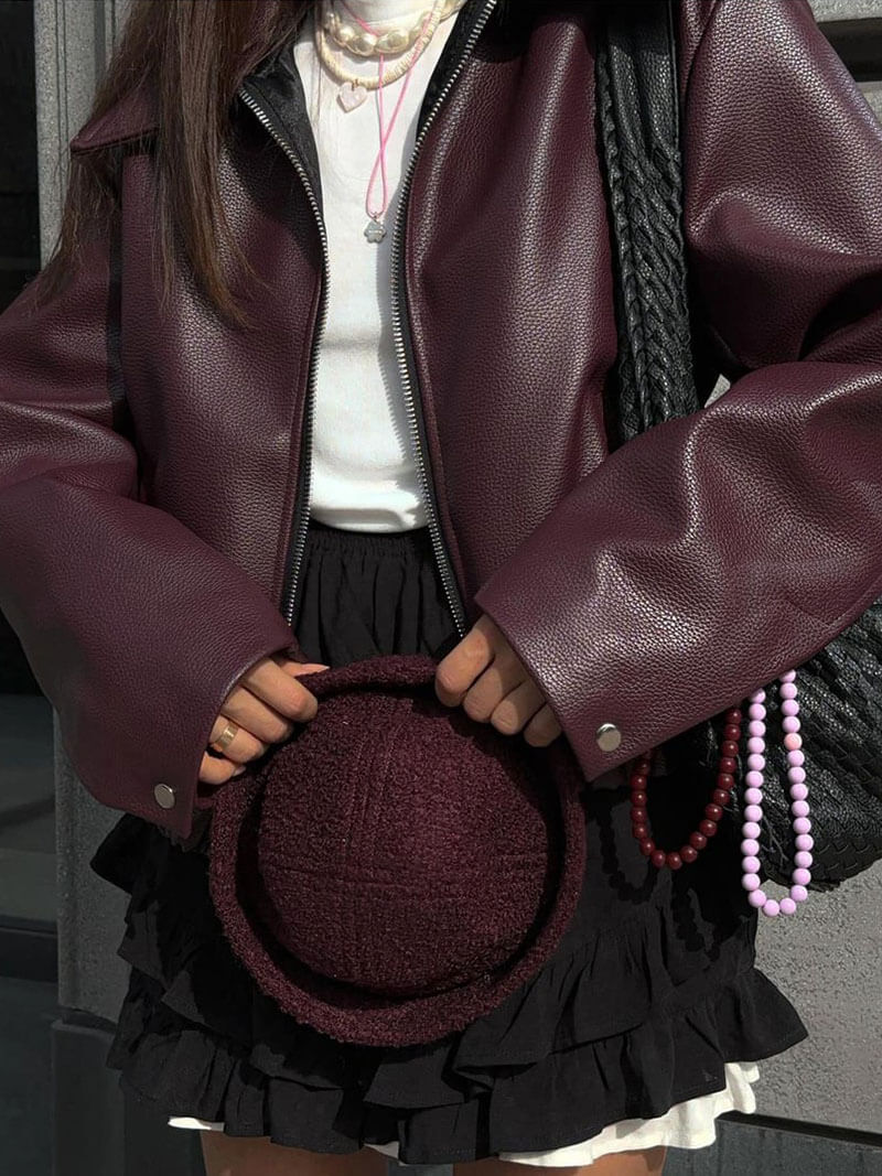 "Burgundy damesjas van imitatieleer met getailleerde snit, bordeauxrode kleur en zilverkleurige details voor stijlvolle look"