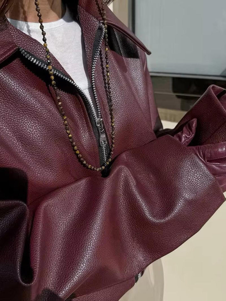 "Burgundy damesjas van imitatieleer met getailleerde snit, bordeauxrode kleur en zilverkleurige details voor stijlvolle look"