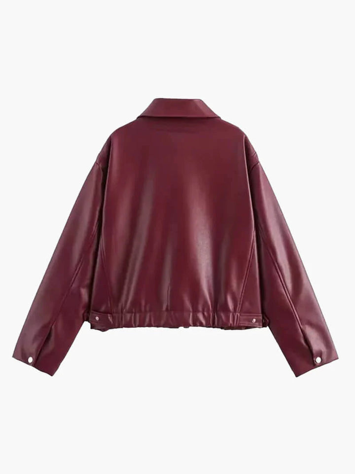 "Burgundy damesjas van imitatieleer met getailleerde snit, bordeauxrode kleur en zilverkleurige details voor stijlvolle look"