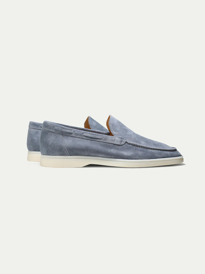 "Casual suède-look herenschoen met moderne witte zool; instapmodel zonder veters voor comfort en stijl."
