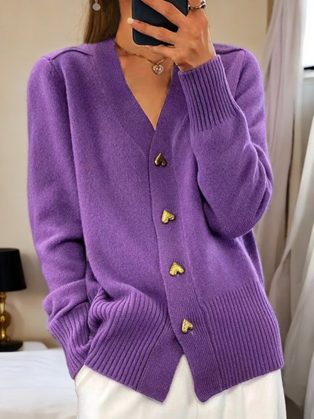 "Charmant gebreid damesvest met V-hals, hartvormige knopen in stijlvol design, ideaal voor koude dagen en diverse outfits."